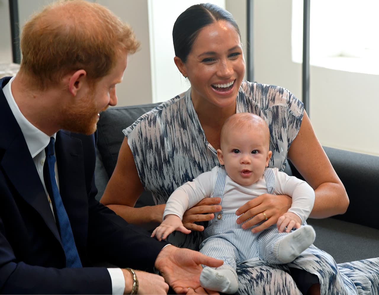 Thandeka notó que Archie ya parecía entenderla a lo que el príncipe Harry dijo: "Creo que 
<b><a href="https://www.univision.com/noticias/edicion-digital/archie-el-hijo-del-principe-harry-y-meghan-markle-reaparece-muy-sonriente-durante-el-viaje-real-a-sudafrica-video" target="_blank">él sabe exactamente lo que está pasando</a></b>", relató People.