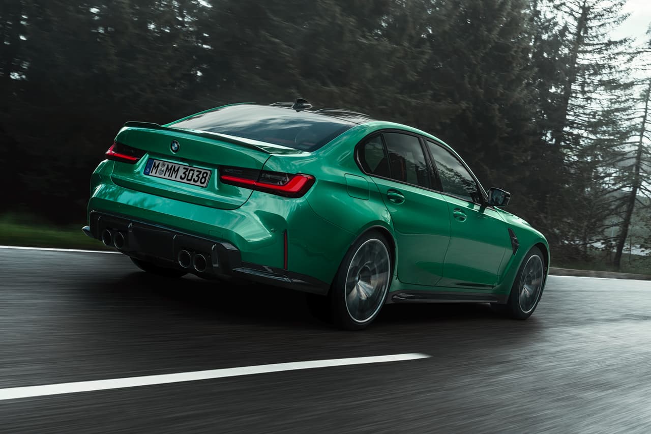 Como opción, el M3 puede equipar frenos cerámicos M Carbon con una mayor potencia de frenado, una estabilidad térmica mejorada y una resistencia al desgaste extremadamente alta. Sus pinzas pintadas en dorado se complementan con discos delanteros de 400 mm y discos traseros de 380 mm.