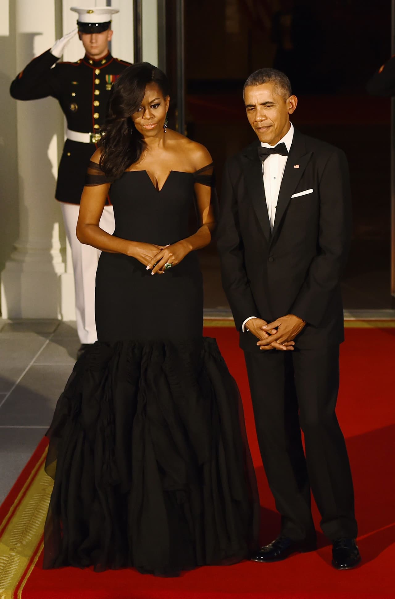 La gala se viste de negro - En el encuentro con el presidente chino, Xi Jinping, en la Casa Blanca, Michelle Obama hizo una verdadera declaración de estilo: la sensualidad puede recaer en una sutil exposición de los hombros con un vestido off-shoulders. Bellísimas las capas que creaban la falda y que contrastaban con un top más ceñido. Obama sabe siempre encontrar el equilibrio para lucir bella sin romper el protocolo.