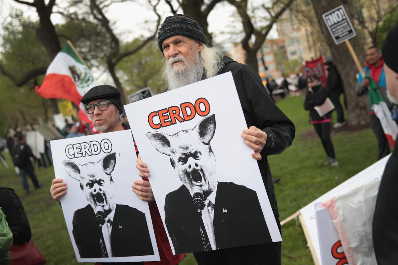 <b>Día del trabajo latino (1 de mayo). </b>El primero de mayo se celebra el Día del trabajo en muchos países del mundo, pero no en EEUU. En chicago, manifestantes hispanos conmemoraron el día del trabajo de sus países protestando contra Donald Trump.