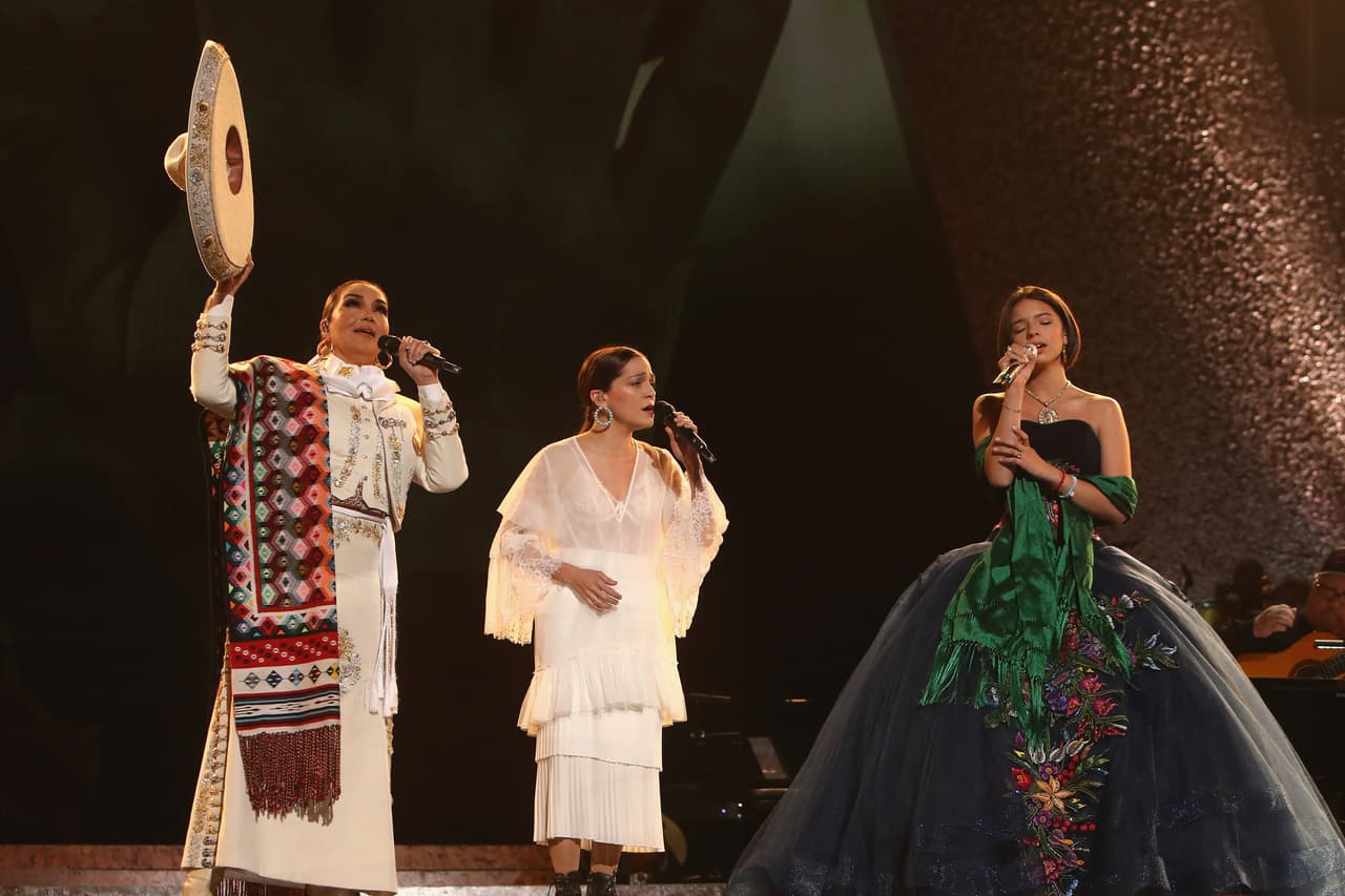 "Yo canto con quien sea, después que sea buena música", añadió Ángela Aguilar, a quien en esta foto vemos compartiendo el escenario con Aída Cuevas y Natalia Lafourcade.