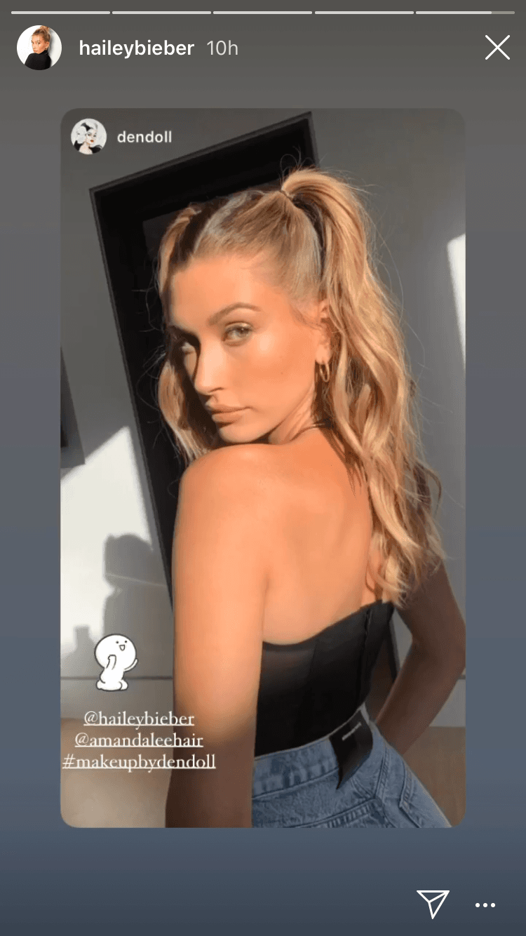 La hija del actor Stephen Baldwin utilizó pantalones cortos de mezclilla, que combinó con un top negro sin tirantes.