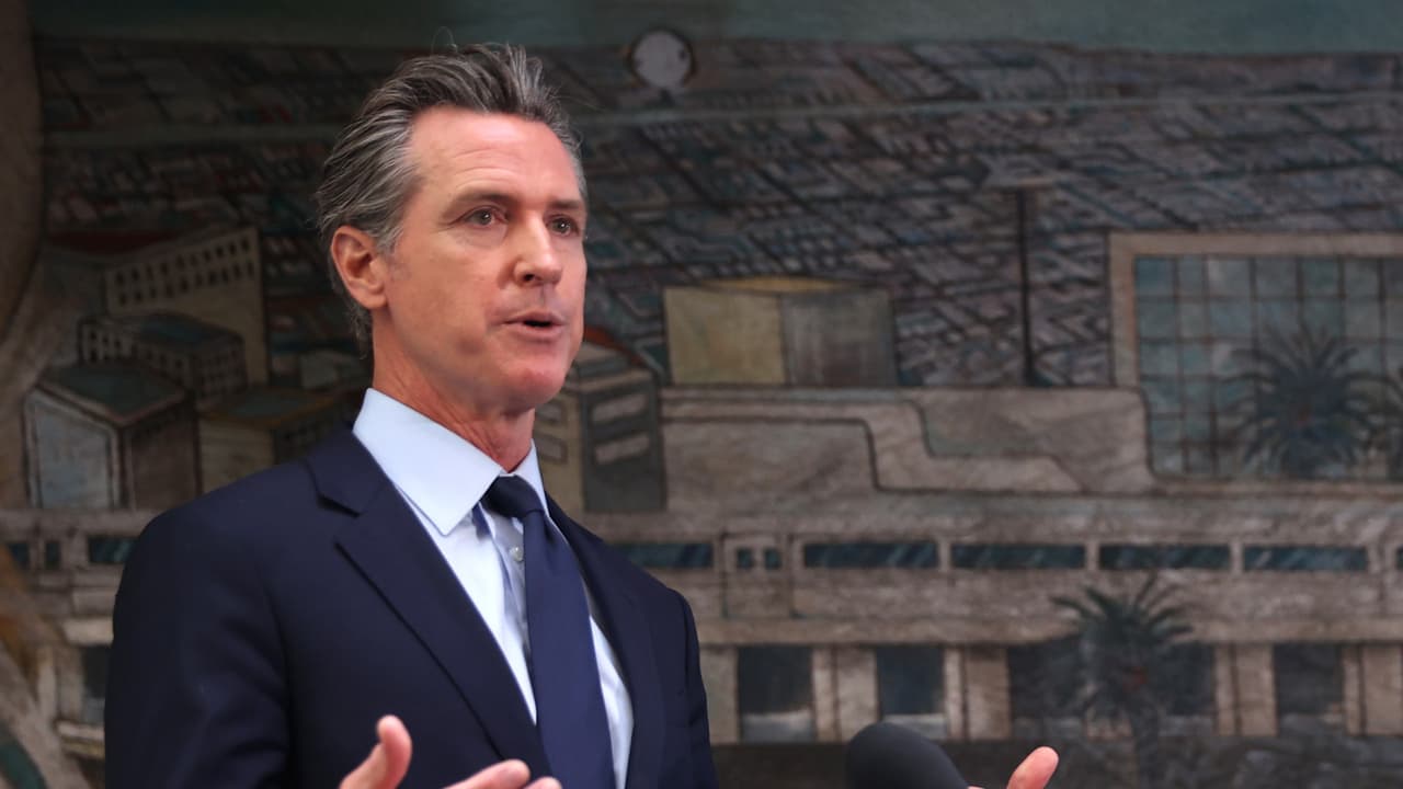 Las personas que presentan impuestos con número ITIN 
<b>"deben estar seguros de que su número de <a href="https://www.univision.com/local/los-angeles-kmex/que-pasa-si-mi-itin-esta-en-proceso-de-renovacion-recibire-el-credito-por-hijos-video">ITIN</a> esté vigente</b> porque si su número de ITIN no está vigente, no le va a llegar ni un solo crédito y más bien puede que les toque pagar impuestos", dijo Guamán.