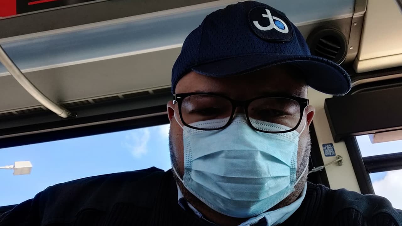 Jason Hargrove, de 50 años, grabó un video en el que se le veía molesto después de ver a una pasajera tosiendo sin taparse la boca. 11 días después falleció tras contagiarse con COVID-19. 
<a href="https://www.univision.com/local/chicago-wgbo/muere-por-coronavirus-un-conductor-de-bus-que-habia-pedido-a-pasajeros-cubrirse-la-boca-al-toser" target="_blank">Más aquí</a>.