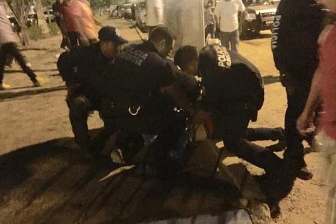 El diario sinaloense El Debate, señaló que en la riña un policía resultó herido y trasladado a un hospital de Mazatlán, Sinaloa, en donde más tarde falleció.