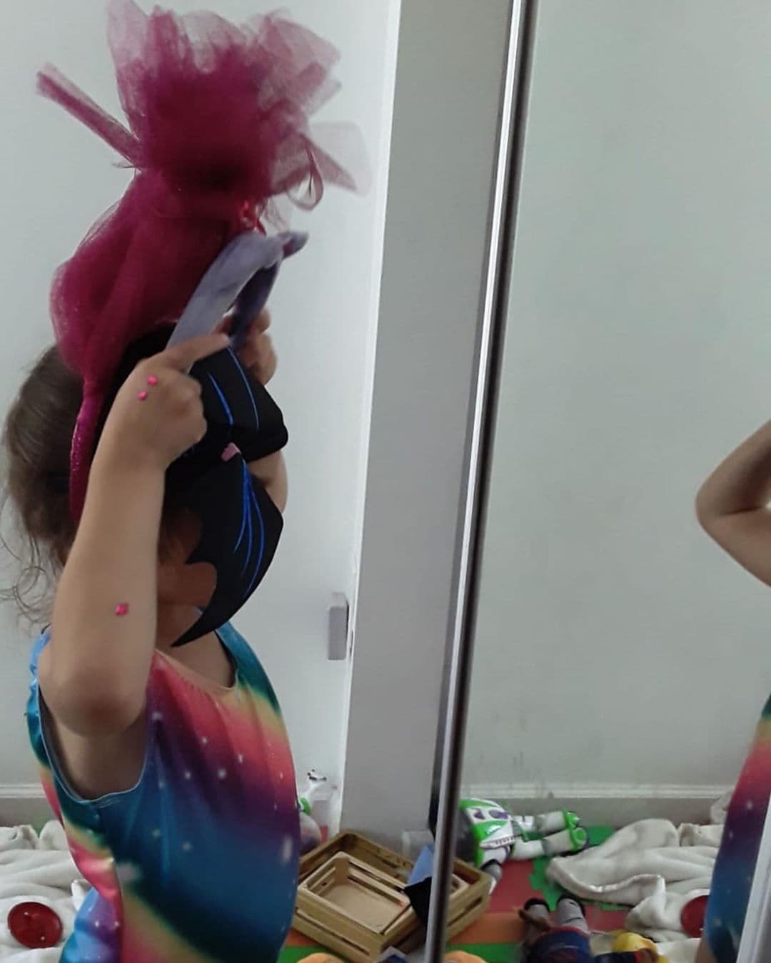 "Mientras los gatos no están los ratones hacen fiesta, ¿les ha pasado? No descuidarlos porque voltean la casa. Esa nanny los dejo jugar de lo lindo, bueno solo por hoy", señaló Cristy en Instagram.