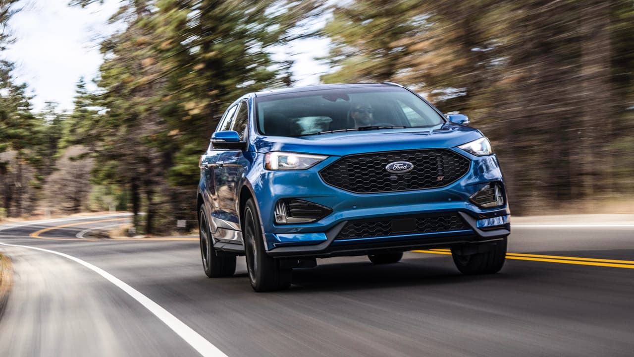 La Ford Edge ST 2019, preparada por el equipo de Ford Performance, cuenta con las mismas mejoras del resto de la línea pero trae más de una sorpresa debajo de la manga. Se la puede reconocer por si 
<b>parrilla negra con textura de malla </b>similar a la que conseguimos en los Ford Fiesta y Focus ST.
<br>
<br>La versión de performance de la Ford Edge 2016 está eqipada con un motor 
<b>EcoBoost V6 doble-turbo de 2.7</b> 
<b> litros de desplazamiento</b> que desarrolla 335 caballos de fuerza y 380 lbs.-pie de torque y administrado por una 
<b>transmisión automática de 8 velocidades </b>de cambios rápidos y tracción integral estándar