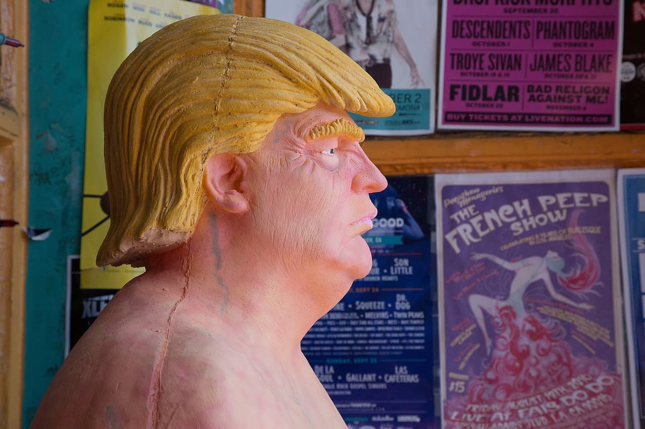 La estatua fue titulada 'El emperador no tiene bolas'