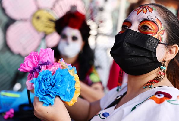 El festival anual con raíces aztecas celebra, conmemorar y recuerda a los seres queridos fallecidos.