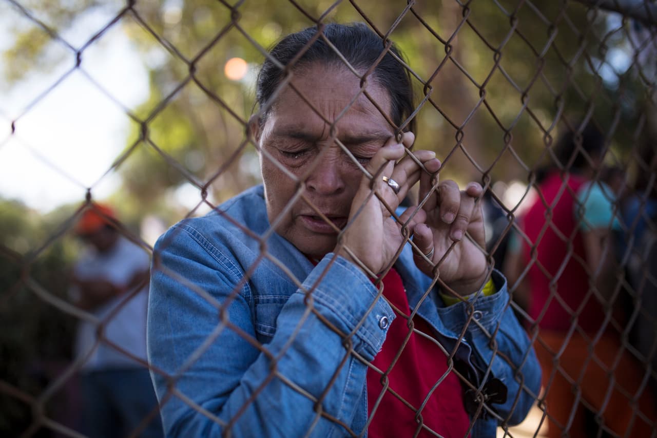Una mujer migrante tomó unos minutos para rezar en un refugio temporal de Tijuana.