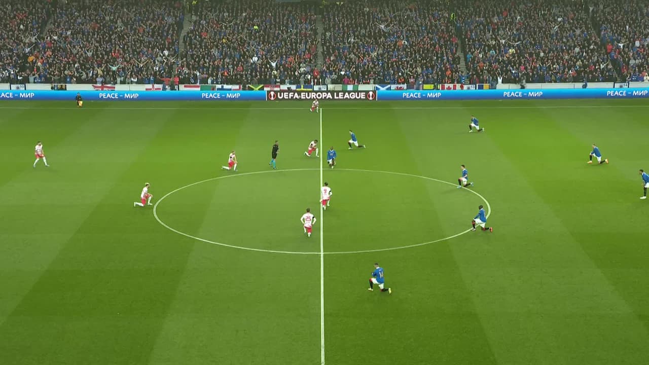 Arranca el partido y la pelota está en juego.