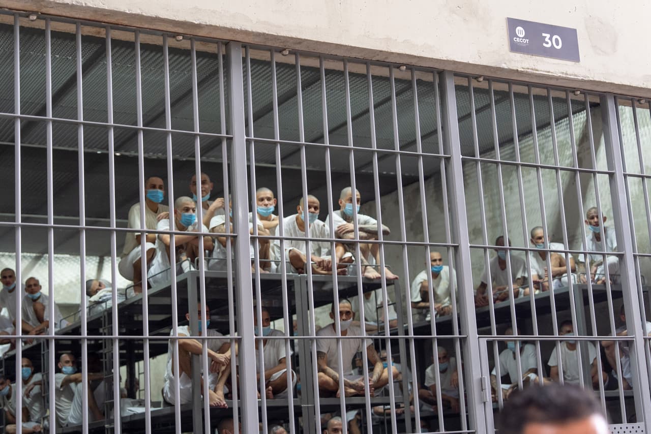 Varios prisioneros miran fuera de su celda mientras la secretaria de Seguridad Nacional, Kristi Noem, recorre el Centro de Confinamiento del Terrorismo en Tecoluca, El Salvador, el 26 de marzo de 2025.