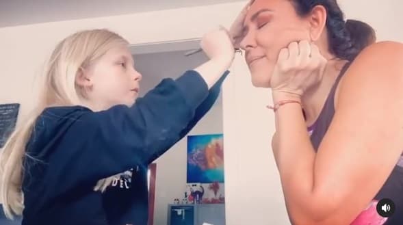 Zoe tiene nueve años y todo indica que disfruta pasar tiempo con la reportera colombiana. En varias ocasiones las hemos visto compartir en las redes sociales tutoriales de cocina, maquillaje y hasta de salud.