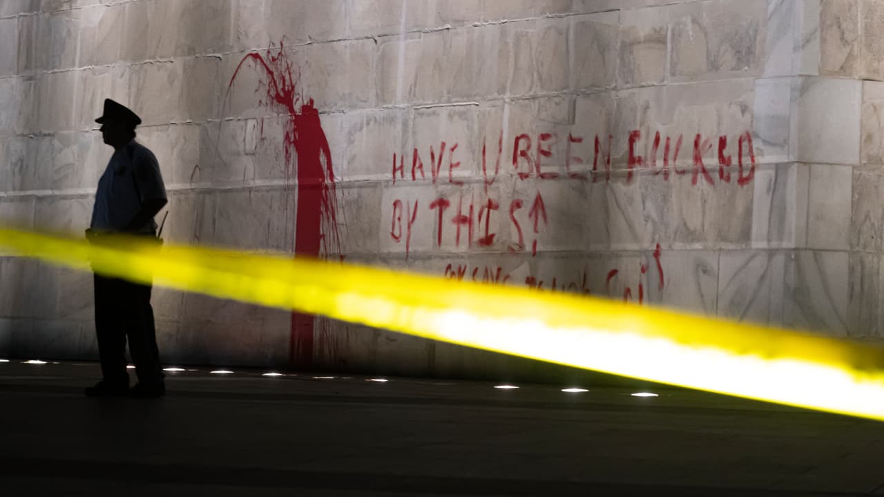 Debido a que se espera que el mármol haya absorbido la pintura, la sección se someterá a diversos trabajos de restauración que tomarán de dos a tres semanas, reportó la Policía de Parques Nacionales.