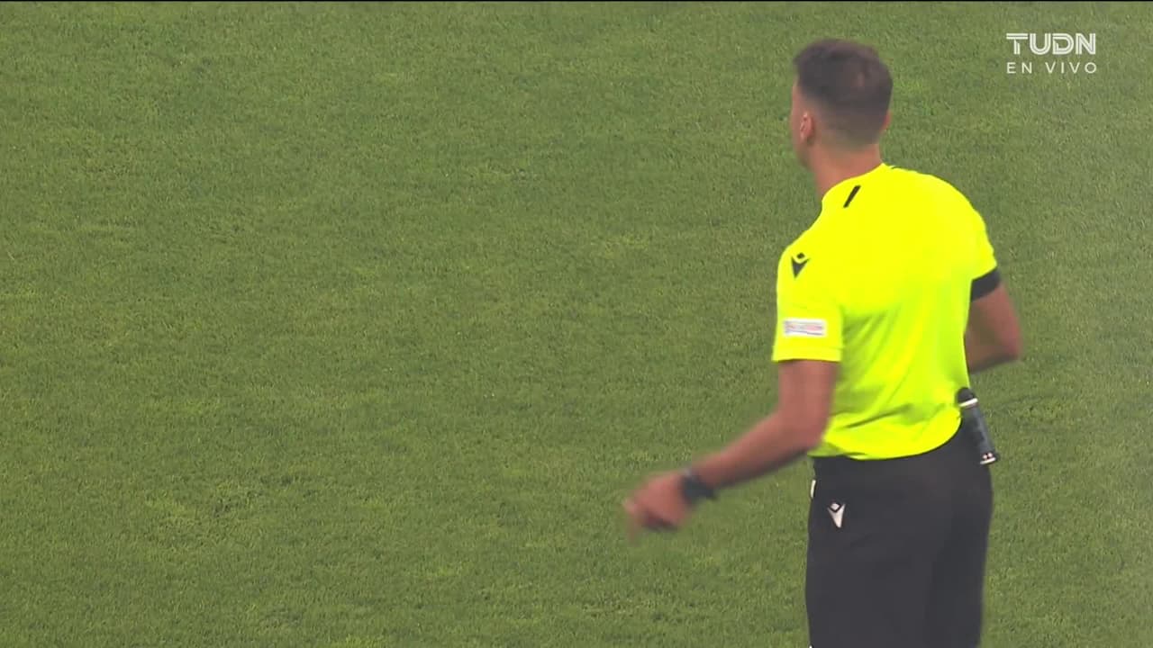 Arranca el partido y la pelota está en juego.