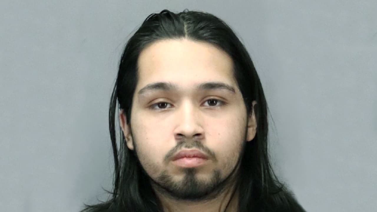 Arrestan a exconsejero juvenil con 700 videos de pornografía infantil en su computadora