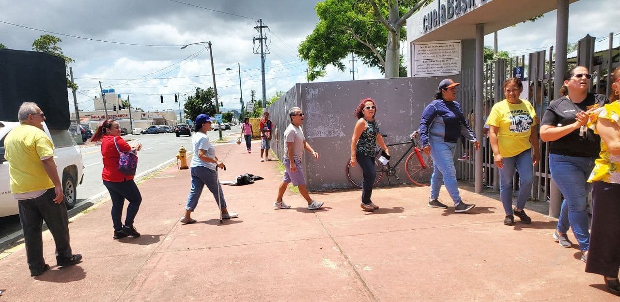 Manifestación en Escuela Basilio Milán exige pago regular de los salarios a siete maestras