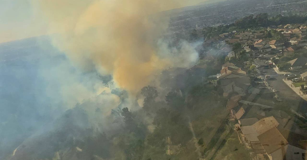 Incendio Sycamore amenaza zona residencial en Whittier: dos casas destruidas