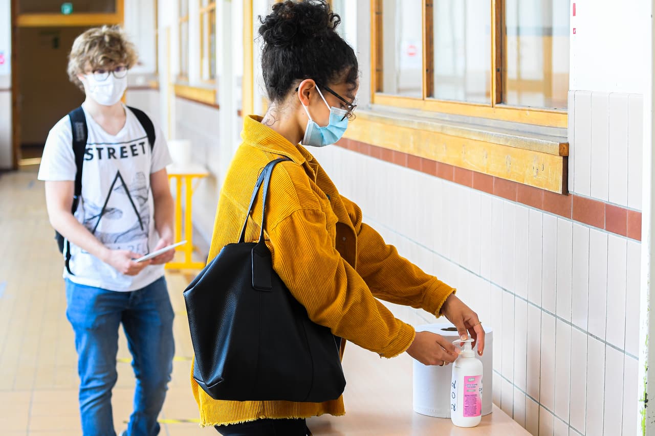 <h3 class="cms-H3-H3"><b>Moderado</b></h3>
<ul>
 <li class="MsoNormal" style="color:black;mso-margin-top-alt:auto;margin-bottom:
     7.5pt;mso-list:l0 level1 lfo1;tab-stops:list .5in;background:white">Comer en casa de otra persona.</li>
 <li class="MsoNormal" style="color:black;mso-margin-top-alt:auto;margin-bottom:
     7.5pt;mso-list:l0 level1 lfo1;tab-stops:list .5in;background:white">Asistir a una parrillada.</li>
 <li class="MsoNormal" style="color:black;mso-margin-top-alt:auto;margin-bottom:
     7.5pt;mso-list:l0 level1 lfo1;tab-stops:list .5in;background:white">Salir de compras n un centro comercial.</li>
 <li class="MsoNormal" style="color:black;mso-margin-top-alt:auto;margin-bottom:
     7.5pt;mso-list:l0 level1 lfo1;tab-stops:list .5in;background:white">Enviar a los niños a la escuela, campamento o la guardería.</li>
 <li class="MsoNormal" style="color:black;mso-margin-top-alt:auto;margin-bottom:
     7.5pt;mso-list:l0 level1 lfo1;tab-stops:list .5in;background:white">Trabajar en un edificio de oficinas.</li>
 <li class="MsoNormal" style="color:black;mso-margin-top-alt:auto;margin-bottom:
     7.5pt;mso-list:l0 level1 lfo1;tab-stops:list .5in;background:white">Nadar en una piscina pública.</li>
</ul>