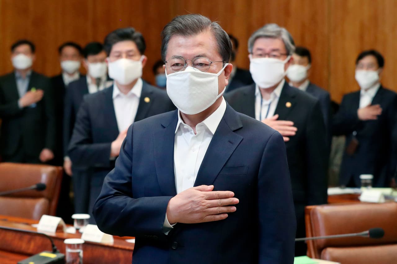 Moon Jae-in, presidente de Corea del Sur, durante una reunión para la atención de la emergencia económica por la pandemia en el palacio presidencial en Seúl, el 30 de marzo.
<br>