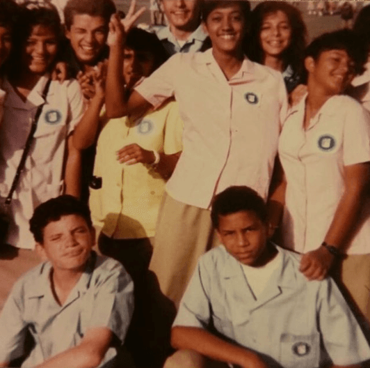 ¿Te atreves a encontrarla en esta foto? Un recuerdo de su época de estudiante.