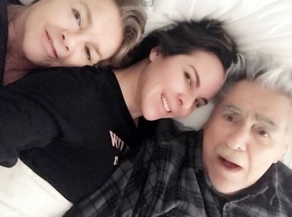 Hace unos días la actriz tuvo la fortuna de tenerlos en casa: "Así me despertaron mis papás esta mañana ❤️❤️❤️❤️ This is how I woke up this morning #priceless #mom #dad #family 😍😍😍😍😍😍😍", escribió en Instagram.