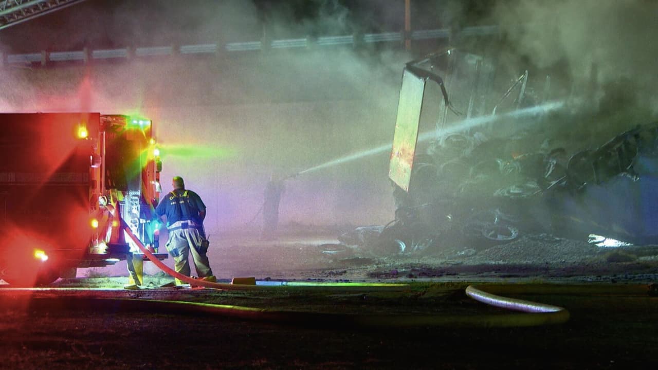 <b>Un camión de 18 ruedas que transportaba neumáticos se incendió</b> en una autopista del sureste del condado Dallas la mañana del jueves,
<b>sin causar heridos ni interrupciones significativas en el tráfico</b>, informaron los equipos de emergencia.