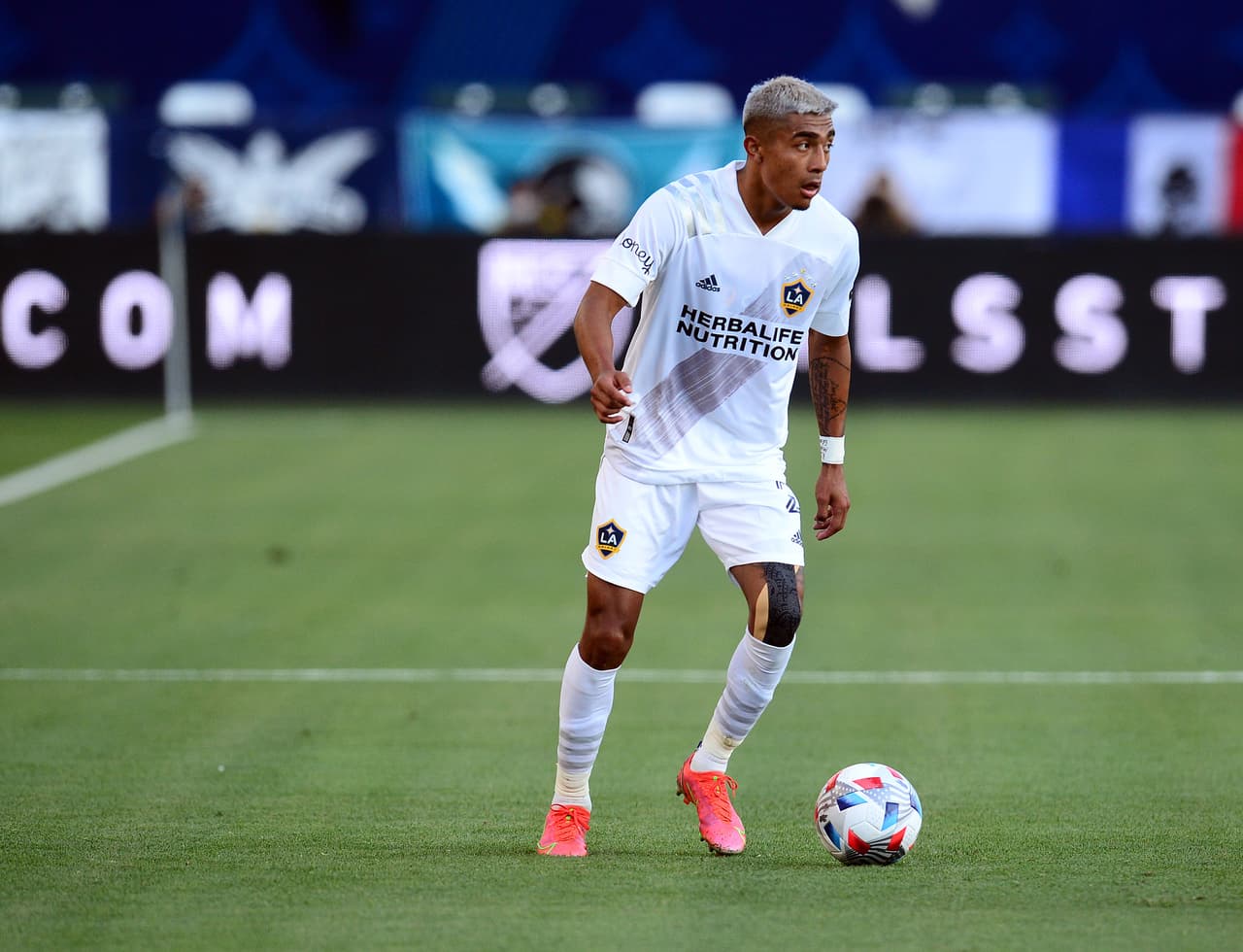 El lateral por derecha de LA Galaxy es una de las nuevas caras de la MLS, que semana tras semana es uno de los defensores más elogiados en la liga.
<br>