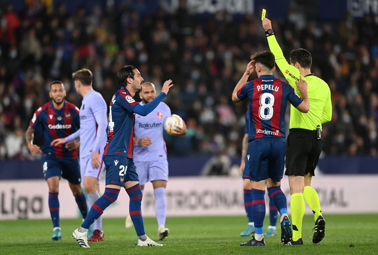Barcelona venció al Levante con anotaciones de Pierre-Emerick Aubameyang, Pedri y Luuk de Jong; por los locales marcaron Morales y Melero, ambos por la vía del penal. Si bien anotaron dos tantos desde los 11 pasos, los granotas falllaron uno.