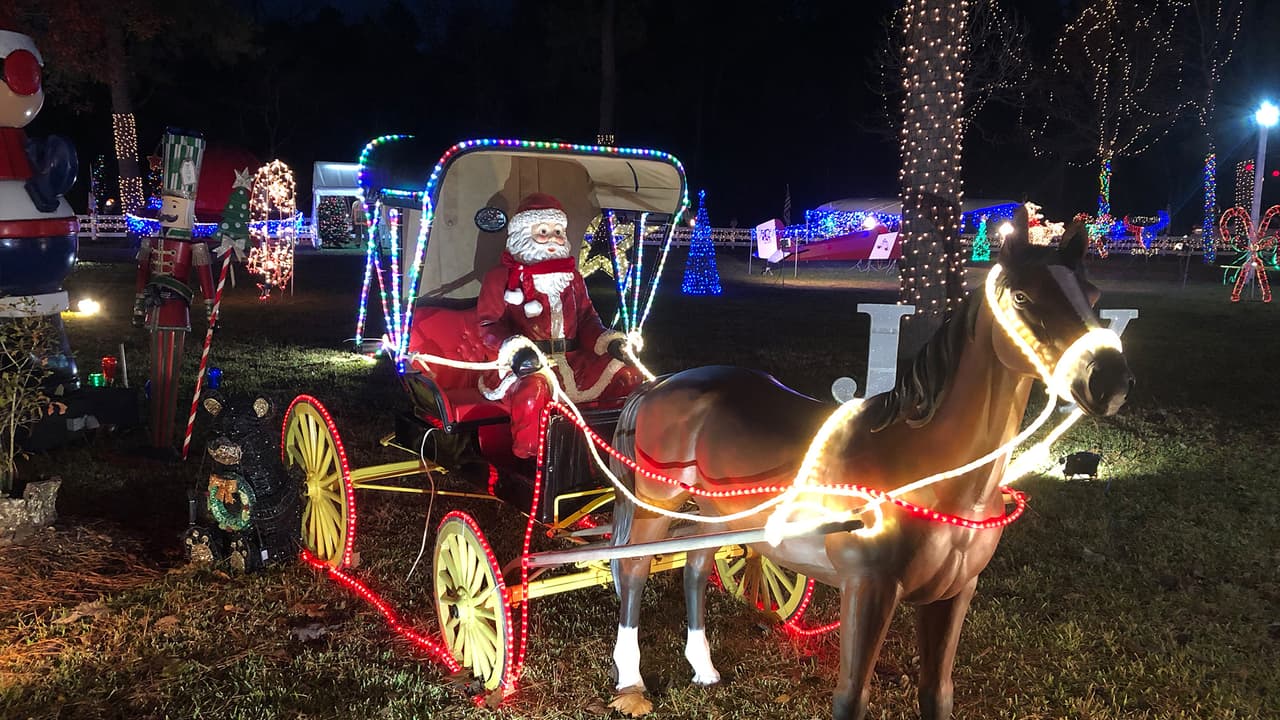 E incluso se viste como Santa Claus para que los niños se tomen fotos con él.
<br>