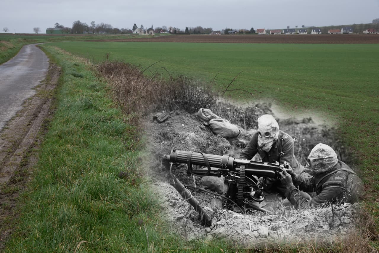 <b>Albert, Francia (1916 -2016). </b>Esta composición fotográfica superpone la imagen de dos soldados atrincherados en una carretera cerca de Olivers en Francia en julio de 1916 con una fotografía del mismo lugar tomada en febrero de 2016. En este conflicto se enfrentaron las llamadas Potencias Centrales (Alemania, Bulgaria, Turquía y Hungría, entre otros) contra los Aliados (Francia, Reino Unido, Rusia, Italia, Japón, Grecia, Rumania y Portugal, entre otros). 
<b><a href="http://www.univision.com/noticias/politica/en-fotos-estados-unidos-en-la-primera-guerra-mundial-fotos">EEUU se unió a los Aliados en 1917</a></b>.