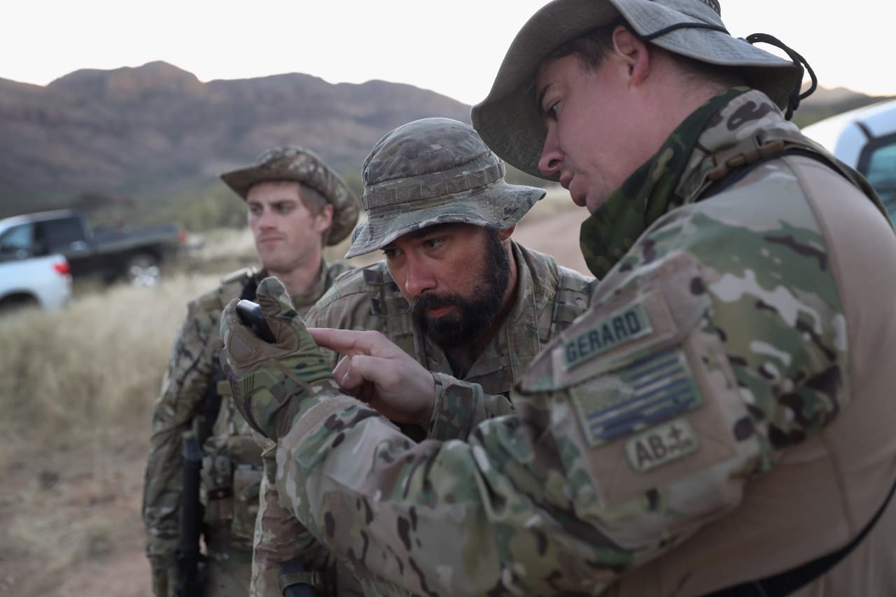 Los paramilitares civiles con la Arizona Border Recon se preparan para desplegar sus fuerzas cerca de la frontera de Estados Unidos con México, el 14 de noviembre de 2016 cerca de Arivaca, Arizona. Están armados y se dedican a vigilar el cruce de indocumentados. Sostienen que dan apoyo a las autoridades, pero la Patrulla Fronteriza no avala a este grupo.