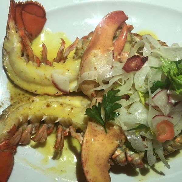 Continuó: "También nos invitaron a conocer el nuevo bistro francés de moda Frenchette NYC, donde me comí esta langosta fuera de serie. Amo comer. Me encanta la comida italiana".