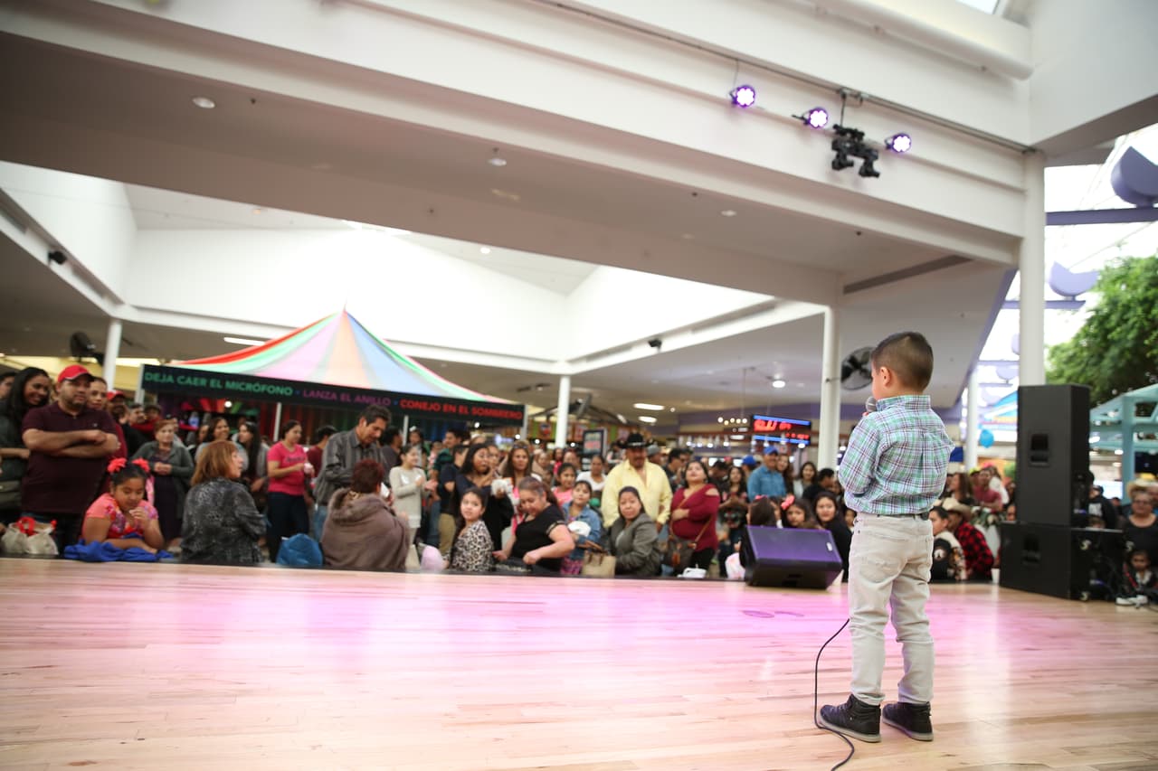 La comunidad los cobijó con aplausos y porras.