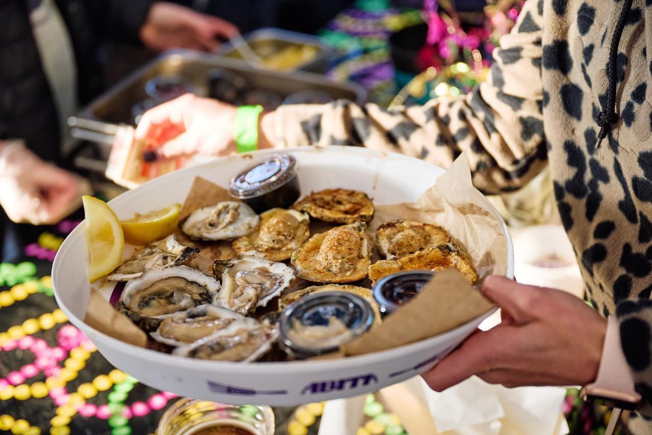 <b>Evento</b>: 12th Annual Smyrna Oysterfest
<br>
<b>Fechas</b>: 2 al 4 de febrero
<br>
<b>Lugar</b>: Atkins Park. 2840 Atlanta Street SE. Smyrna, GA
<br>
<b>Sitio web</b>:
<a href="https://smyrnaoysterfest.com/">https://smyrnaoysterfest.com/</a>
<br>
<br>Festival con diversos tipos de preparaciones de ostras al estilo Louisiana Cajun y que además tendrá bebidas, música y terminará con una fiesta con karaoke.