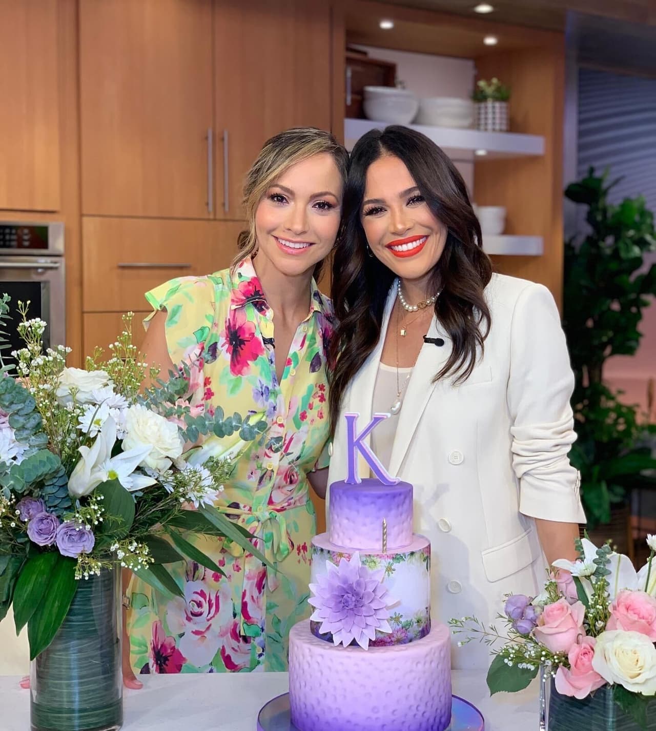 Su gran amiga Satcha Pretto no podía faltar en la pequeña fiesta de Karla y se tomó la foto del recuerdo con la presentadora y sus regalos de cumpleaños.