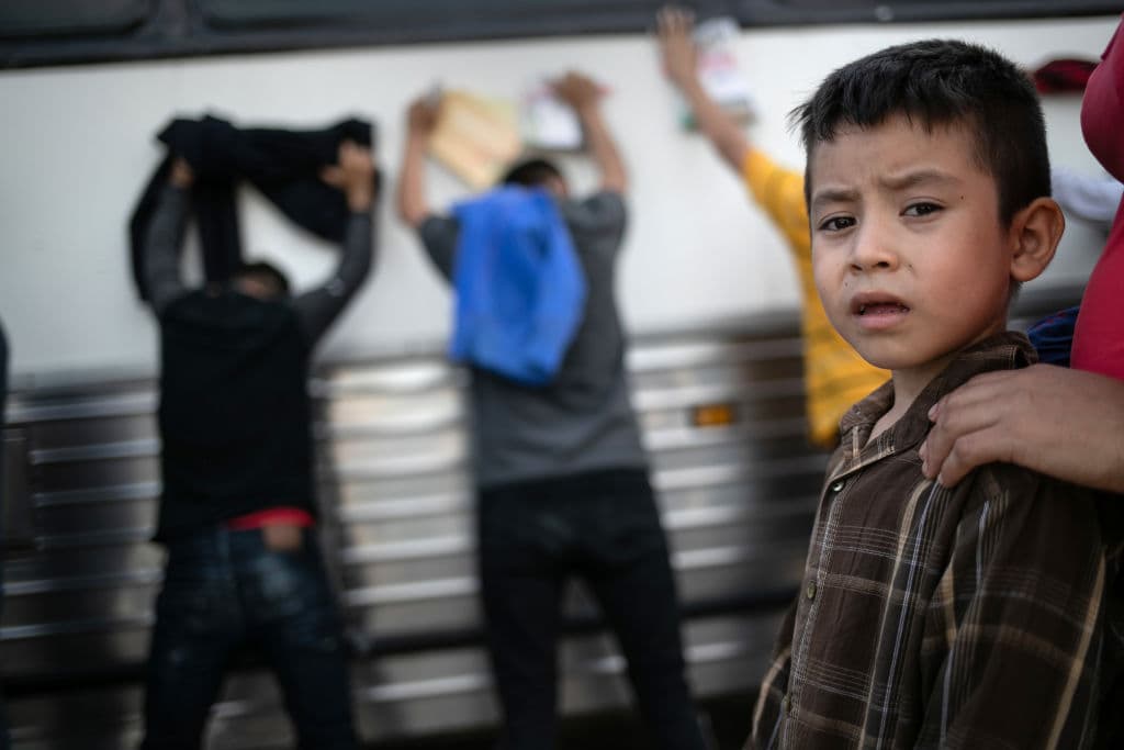 Biden pide habilitar al 100% los centros de detención para menores no acompañados que llegan a la frontera