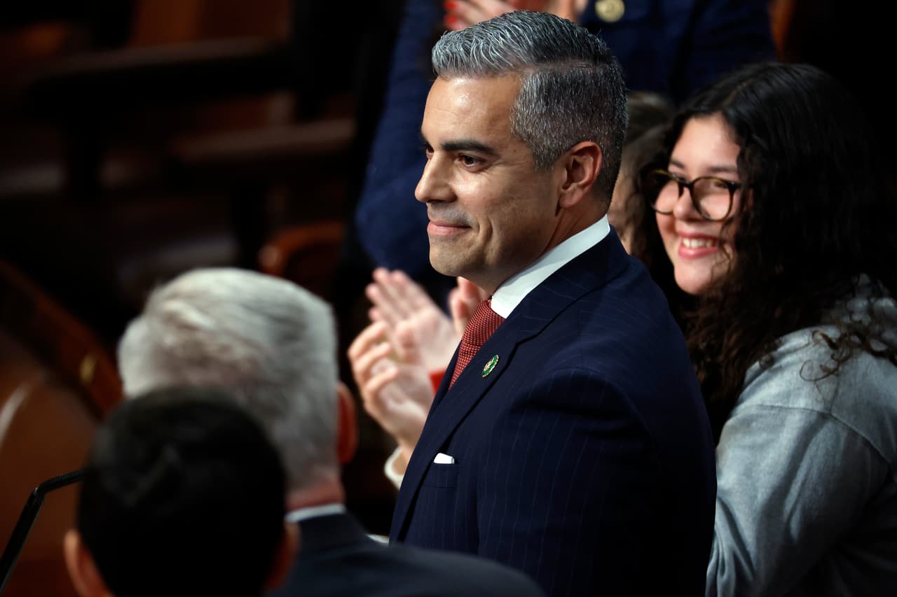 Ciscomani se convirtió en el 
<b><a href="https://www.univision.com/local/arizona-ktvw/politica-arizona/juan-ciscomani-republicano-congresista-arizona" target="_blank">primer migrante mexicano en Arizona en ganar un asiento federal</a></b>. Es padre de seis hijos.