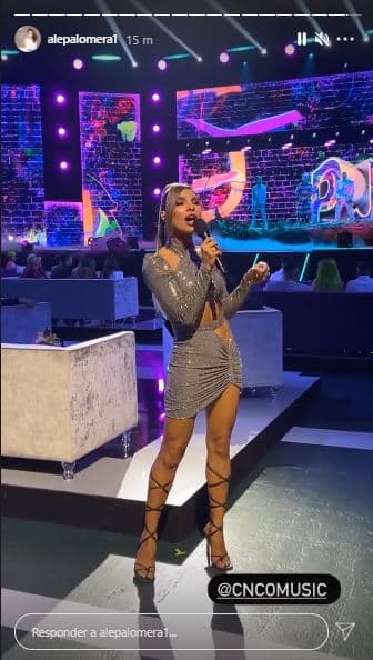 La ex reina de belleza lució sus torneadas piernas y complementó su look con estas zapatillas con tiras estilo gladiador.