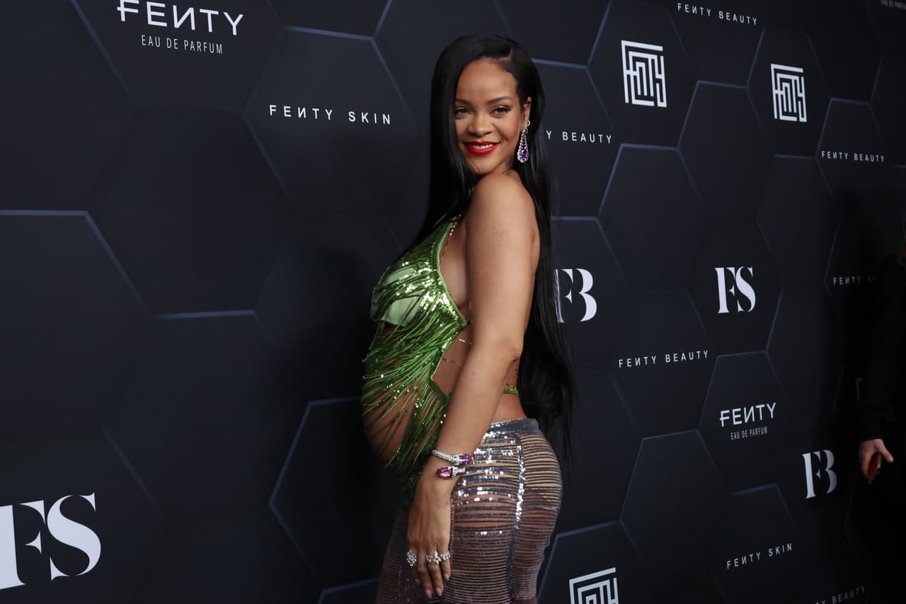 Rihanna se convirtió en la primera multimillonaria de Barbados. En 2022 también entró a la lista de Forbes gracias a las participaciones en la línea de cosméticos Fenty Beauty y Savage X Fenty, un negocio de lencería femenina.
