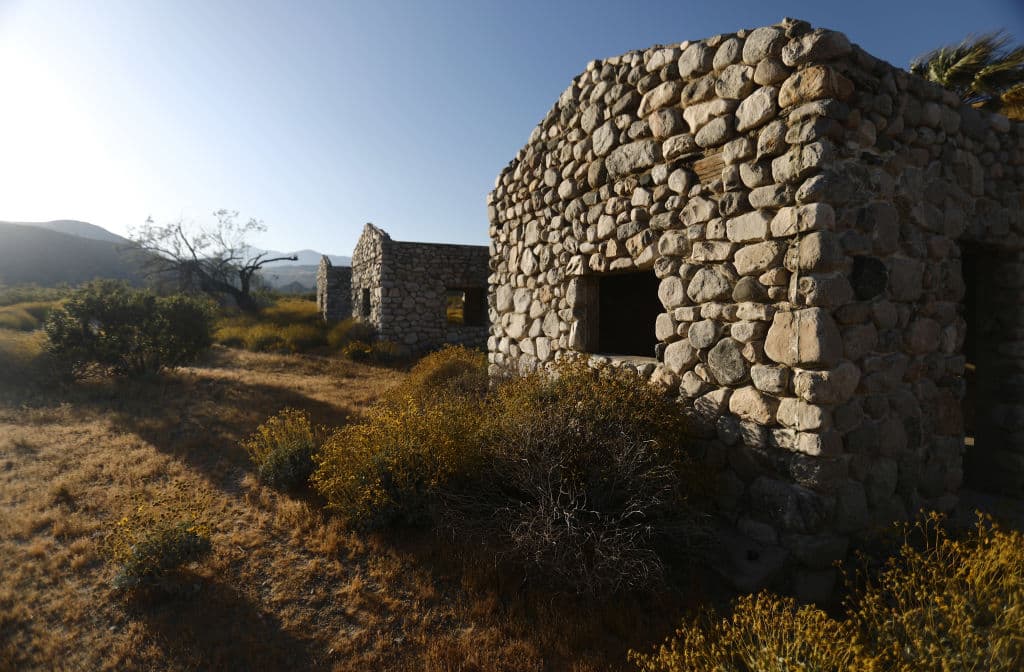 Un informe de la Agencia de Protección Ambiental de California prevé un incremento desmedido de las emisiones de gas de efecto invernadero. En la foto las históricas casas de piedra en el Valle de Coachella.