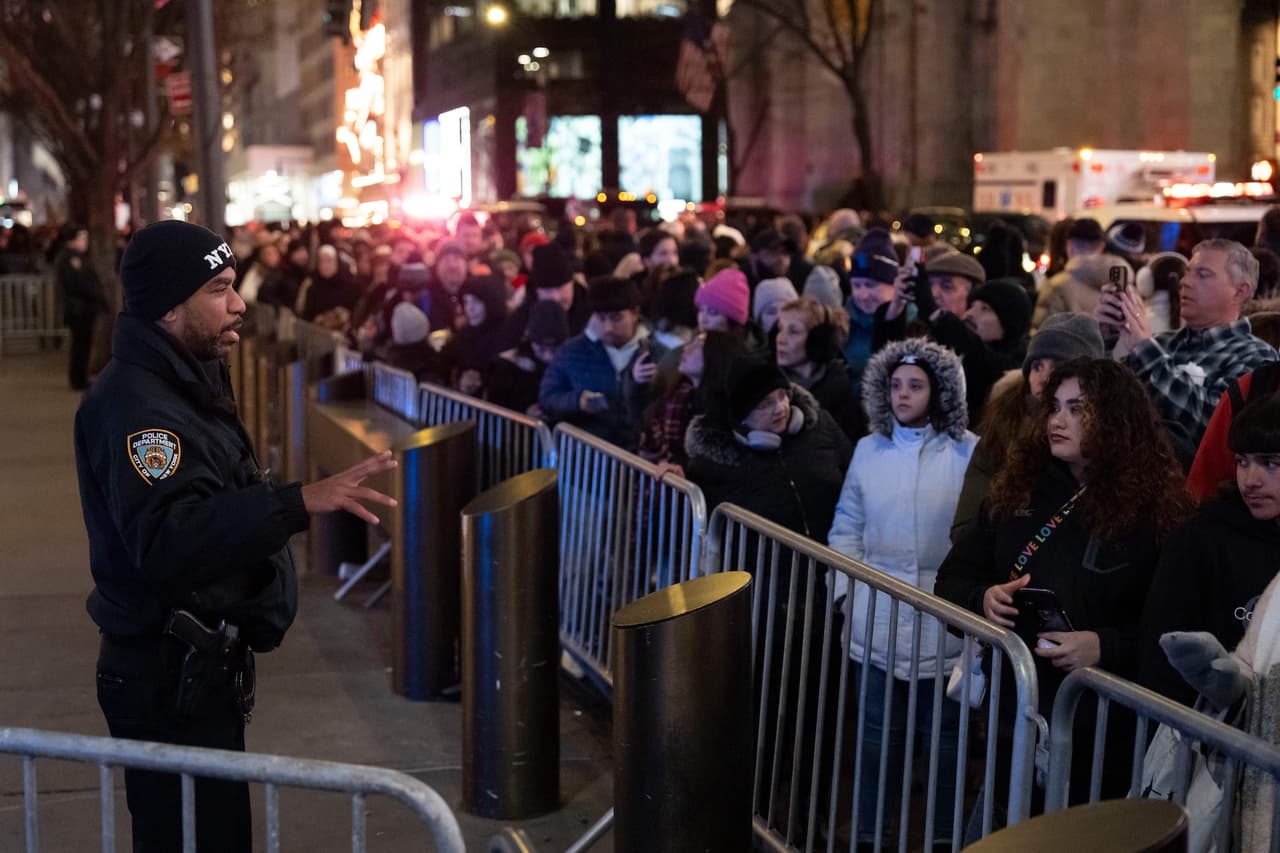Nueva York celebra el encendido del icónico Árbol de Navidad del Rockefeller Center 2025