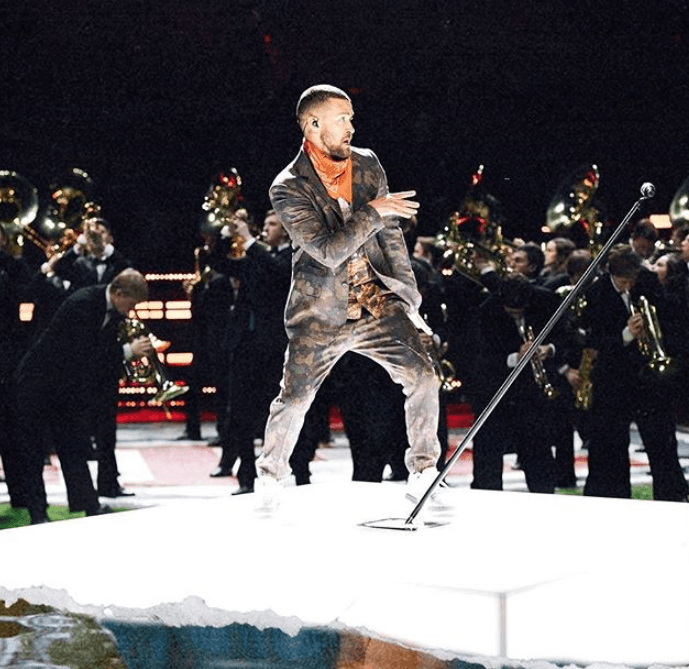 Durante su show hizo un recorrido por sus más grandes éxitos, así como un dueto virtual del tema 'I would Die 4 U', con el legendario Prince.