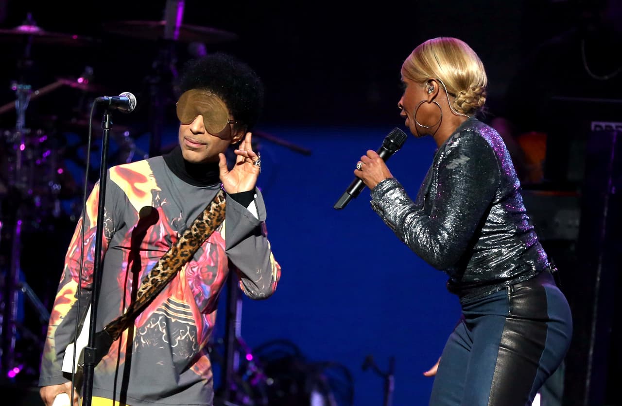 Varios famosos como Bono, Mick Jagger y Lenny Kravitz estarían participando en 
<b><a href="http://www.screendaily.com/news/distribution/prince-bio-doc-robert-pattinson-crime-drama-score-deals/5111737.article">un documental sobre la vida y carrera del cantante</a></b>, titulado 'Prince: R U Listening?' a estrenarse este 2017.