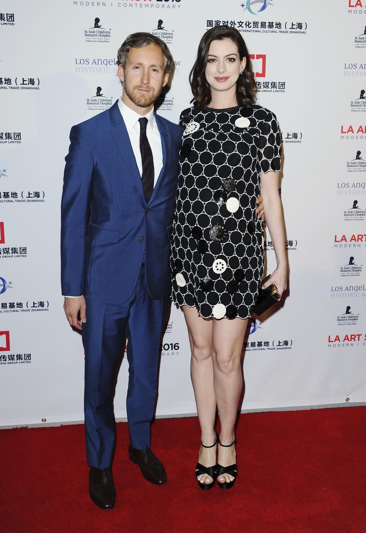 Su esposo Adam Shulman la acompañó.