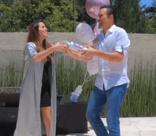 Un par de semanas después, el 30 de julio, la actriz publicó en la misma red social un video en el que informó el sexo de su bebé: "Y así con esta alegría y amor festejamos 
<b><a href="https://www.univision.com/famosos/claudia-alvarez-y-billy-rovzar-no-se-quedan-con-la-palabra-de-consuelo-duval-y-revelan-asi-el-sexo-de-su-bebe-video" target="_blank">la llegada de nuestra muñequita</a></b>", escribió.