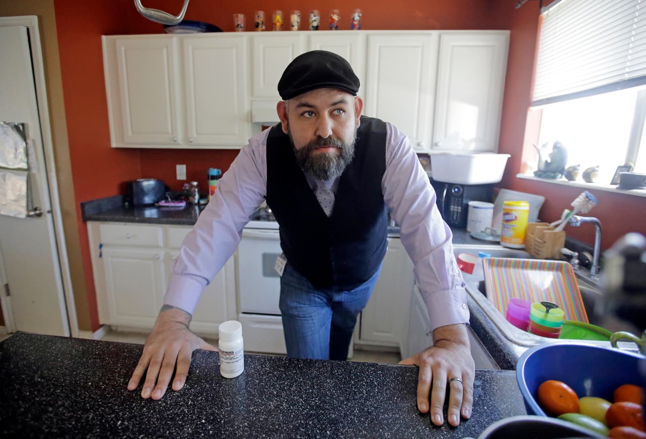 <b>"Más estrés cotidiano". </b>Jake Martínez tiene 32 años y epilepsia. Estudia para convertirse en trabajador social y tiene dos empleos de medio tiempo, pero atribuye al 
<a href="http://www.univision.com/noticias/obamacare/guste-o-no-obamacare-ha-ampliado-la-cobertura-para-millones-de-personas">Affordable Care Act </a>el tener seguro médico para él, su esposa y sus tres hijos.