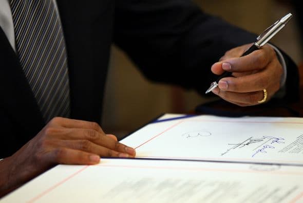 Firmado inicialmente por George W. Bush y Alvaro Uribe en 2006, el acuerdo estadounidense-colombiano tuvo que vencer muchas resistencias de parte de los demócratas, que exigieron y lograron que Bogotá emprendiera un plan de acción para proteger los derechos sindicales.