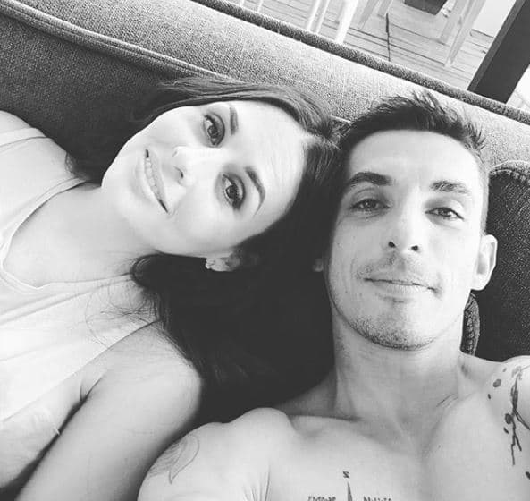 "¡Wow! ¡Qué emoción! ¡Felicidades!", escribió 
<b><a href="https://www.univision.com/entretenimiento/celebridades/esta-es-la-razon-por-la-que-ariadne-diaz-no-quiere-tener-mas-hijos-por-ahora-y-diego-tiene-que-ver-fotos">Ariadne Díaz</a></b>. Por su parte, Angelique Boyer comentó: "¡Qué emoción, Zuria Vega y Alberto Guerra! ¡Felicidades!".