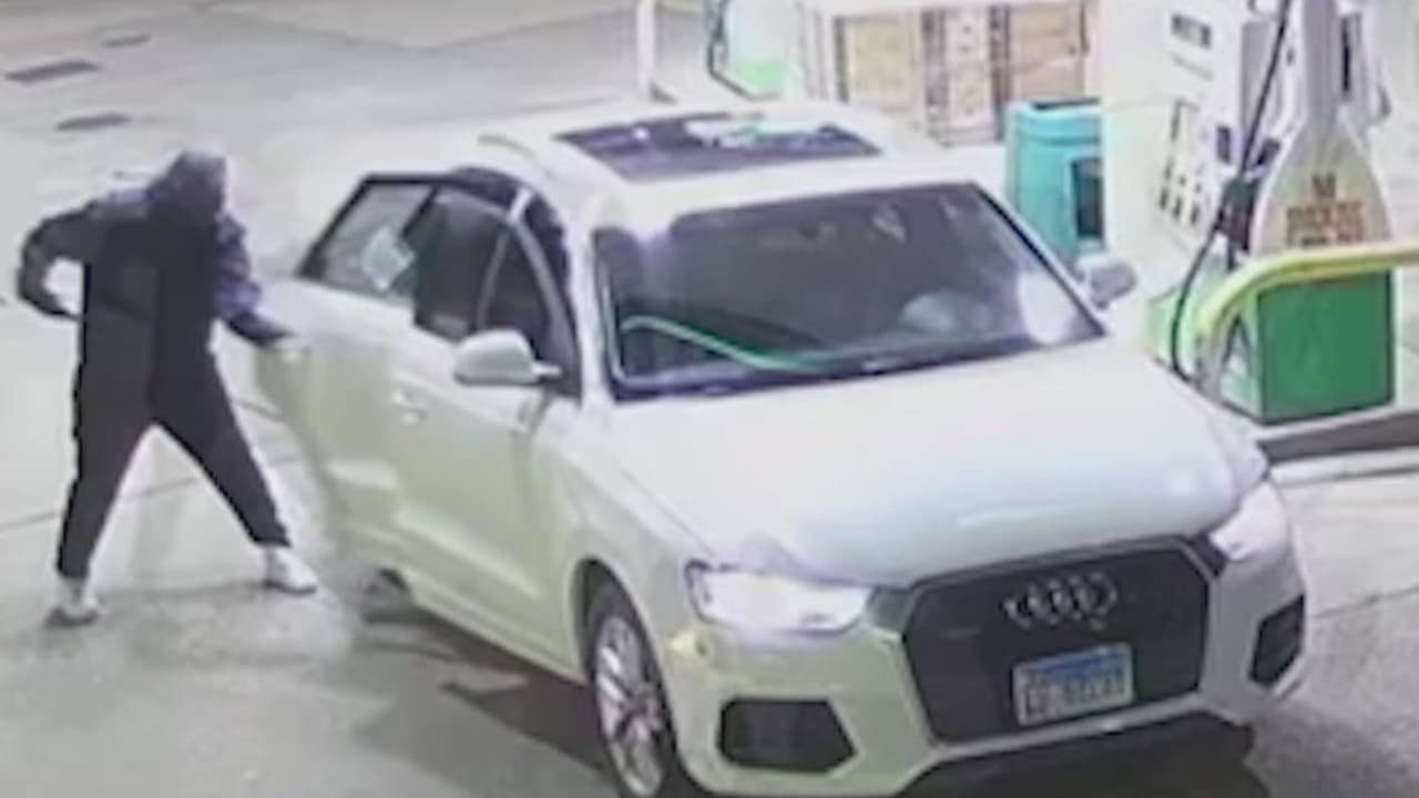 Captan en video robo armado a un conductor en gasolinera de Forest Glen